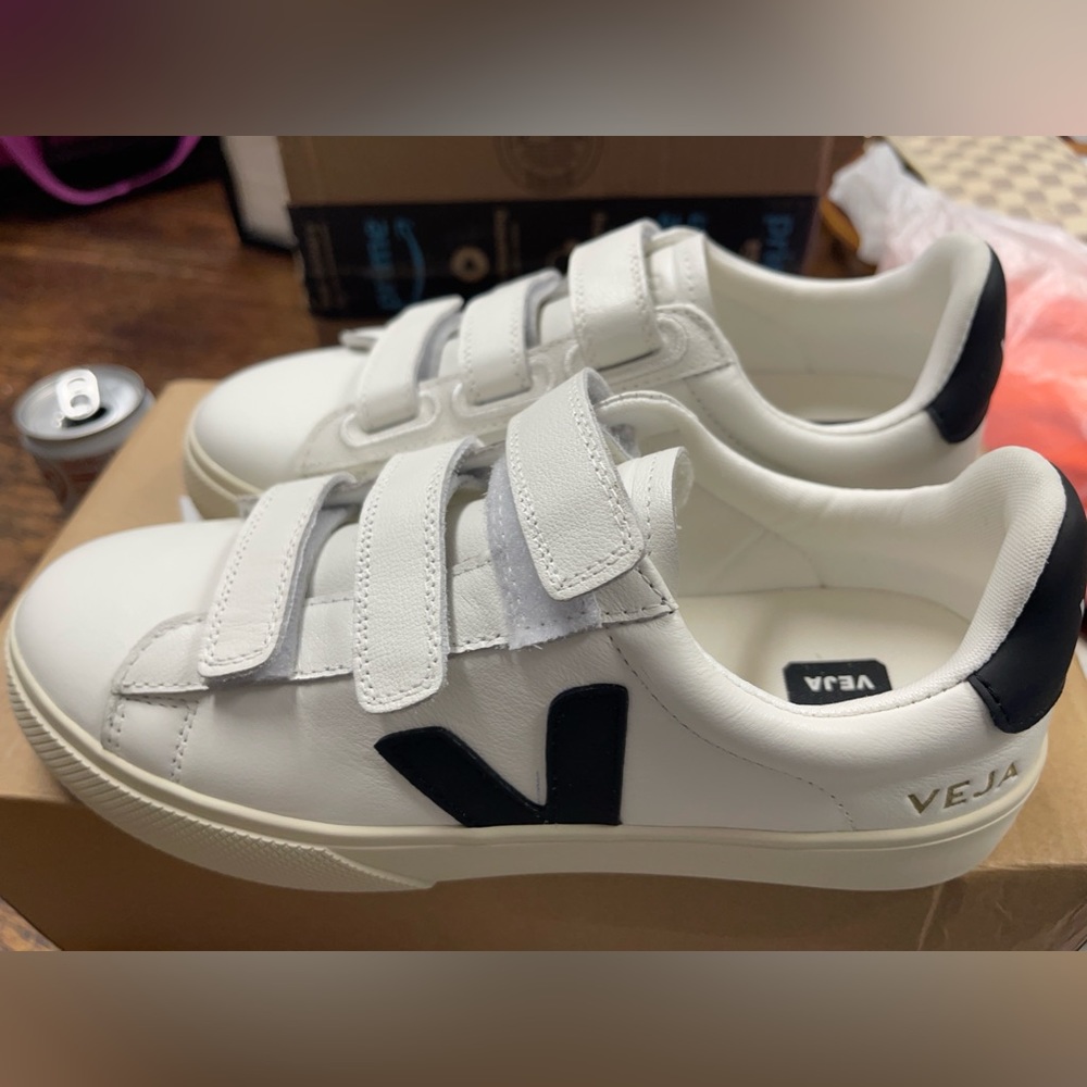 Veja size 8 Velcro